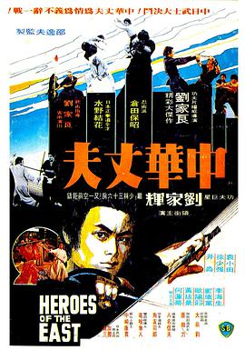 《秋日天空》剧照：三个人站在旧教学楼天台边缘，天空占画面上方三分之二